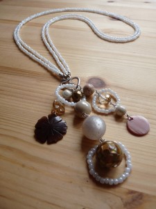 Art.nr. H19 wit-crème ketting met rocailles, almond turquoise, Murano glas, keramiek, resin en schelp ongeveer 85 cm