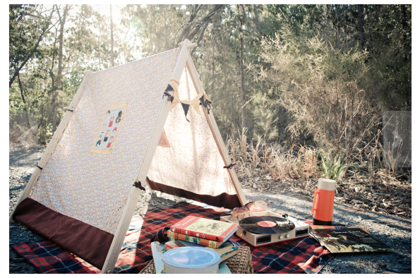 Picknick met gave tent in het bos