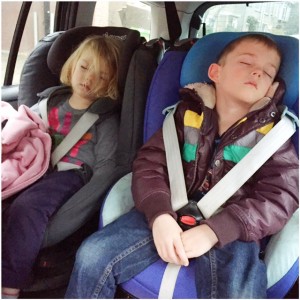 4 kids slapen in auto