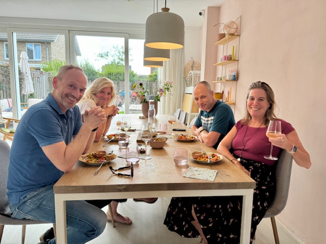 twee stellen aan tafel