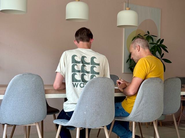 twee mannen aan tafel