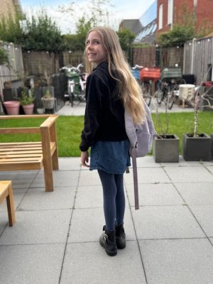 Fee weer naar school 2025