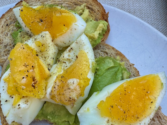 brood met ei en avocado