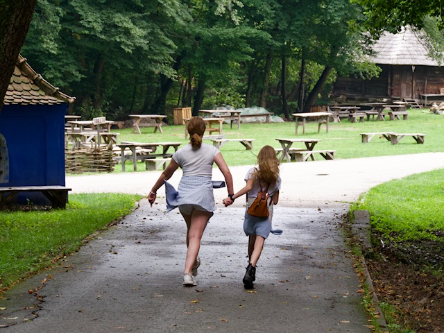 huppelende kinderen in het openluchtmuseum van Sibiu