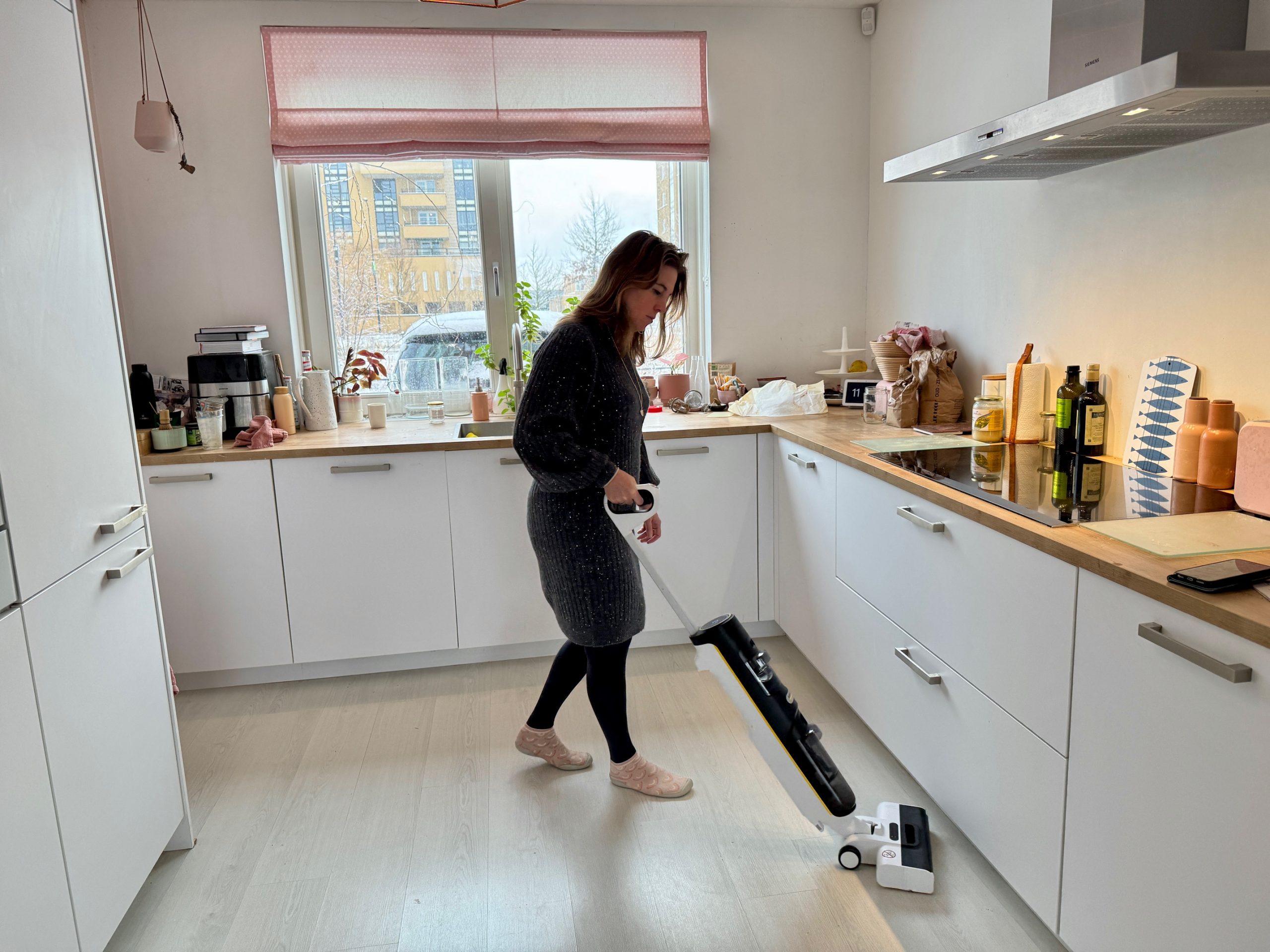 De vloerreiniger in gebruik