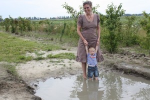 in de glibberige modder blotenvoetenpad