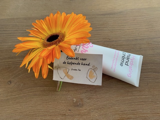 Bedankt voor de helpende hand handcreme juf meester cadeau