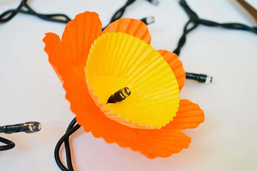 DIY: een bloemenslinger met lichtjes