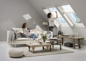 Woonkamer met VELUX vouwgordijnen