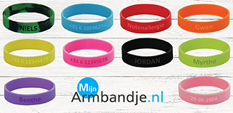 Een armbandje met gegevens van je kindje, handig voor op vakantie