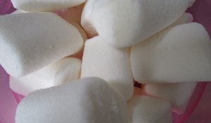 marshmellows in roze bakje