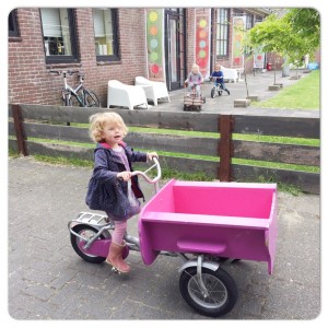 lenthe bakfiets roze binneninn