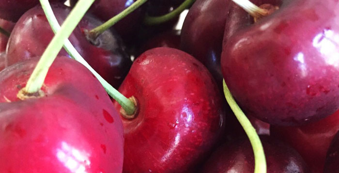 Waarom je op moet passen met het eten van kersenpitten