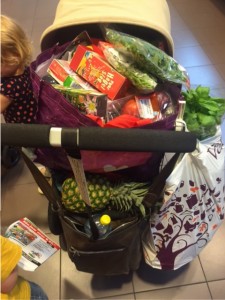 kinderwagen vol boodschappen