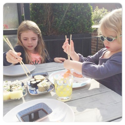 dames eten sushi