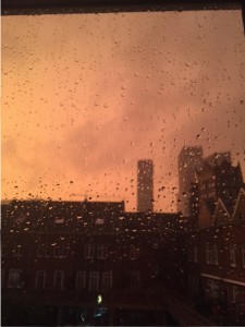 oranje lucht onweer