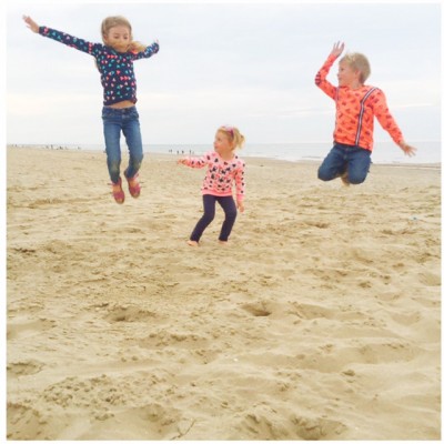 jump op het strand kids