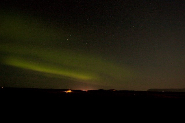 foto noorderlicht langs de weg stykkysholmur