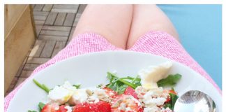 Salade met rucola, geitenkaas en fruit salade