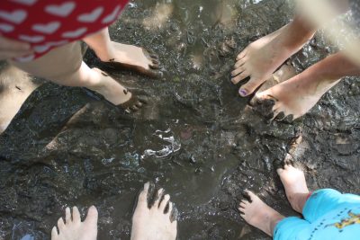 voeten in de modder toon kortoom