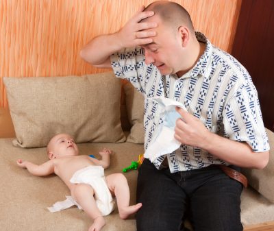 papa weet niet hoe de luier werkt