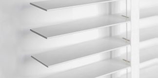 Prachtig licht met houten jaloezieën