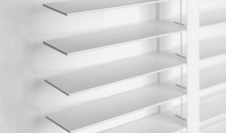 Prachtig licht met houten jaloezieën