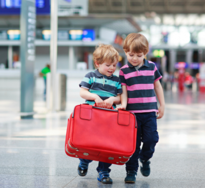 kids-sjouwen-koffer-schiphol