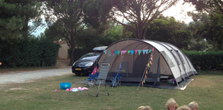 Luxe voor op de camping foto tent dakkoffer