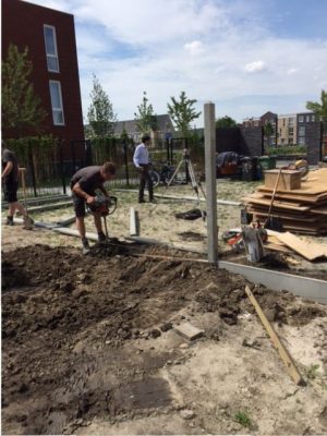 bezig met de tuin en schuttingen