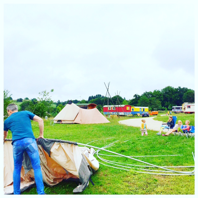 tent opzetten met toeschouwers