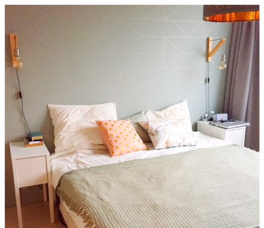 Ruimtelijk en stijlvol wonen in een klein huis slaapkamer opgemaakt bed