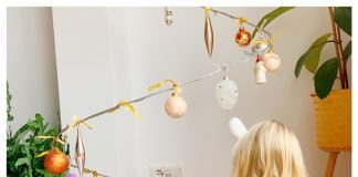 Shop duurzaam via je smartphone fee bekijkt kado onder kerstboom 2018