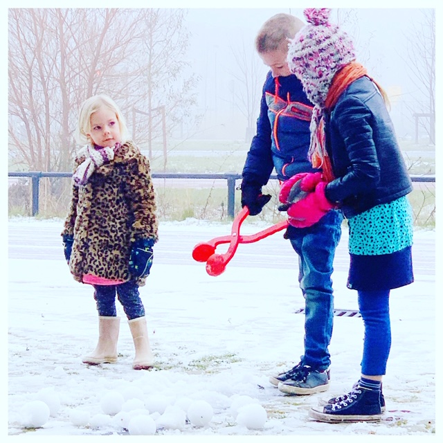 in de sneeuw spelen