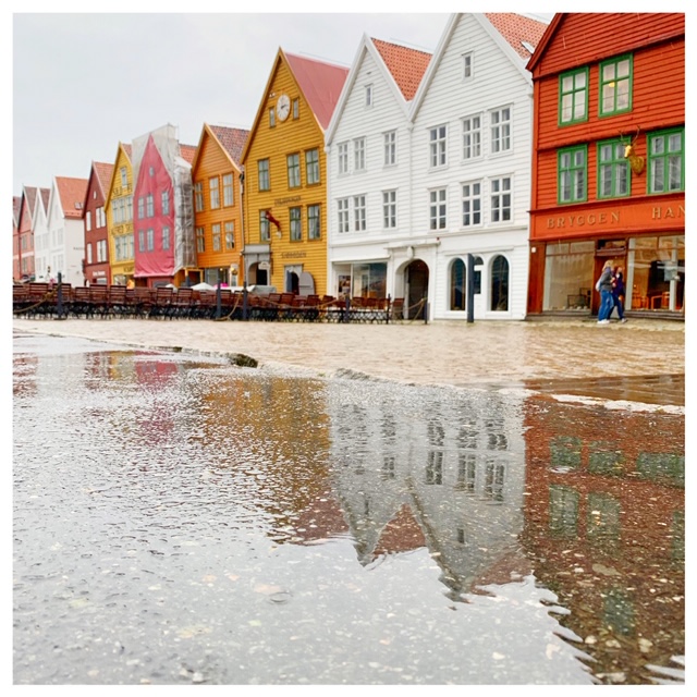 bryggen bergen in de regen