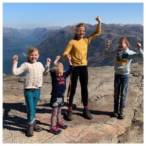 kinderen bij de preikestolen