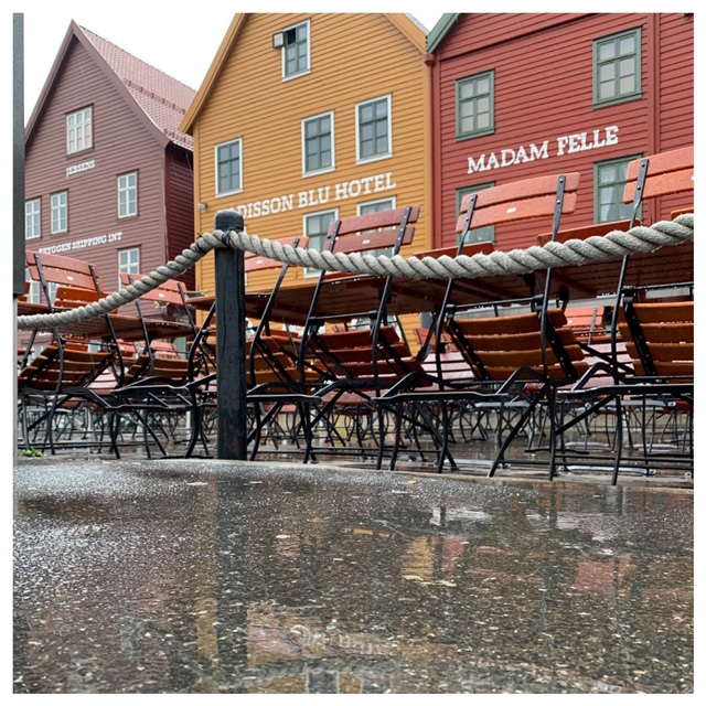 bryggen bergen in de rain