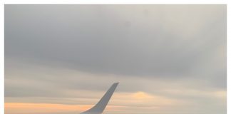 Blue Monday, boek een reis en voel je beter vliegtuig boven ned ondergaande zon