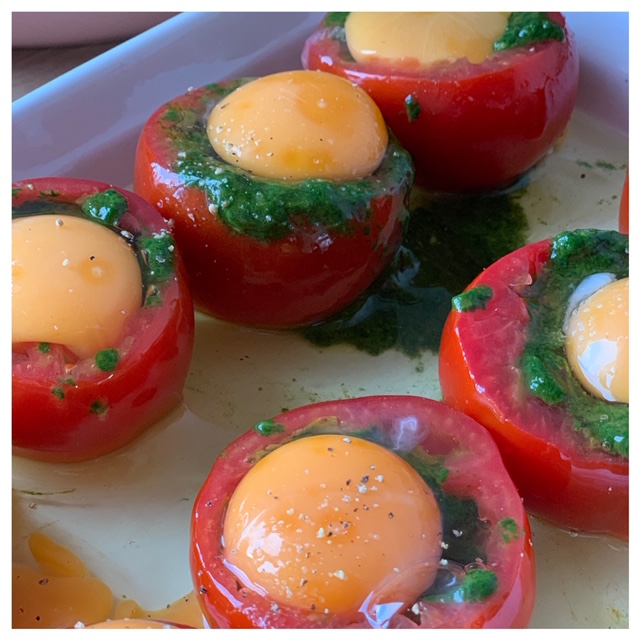 close up tomaten met ei en spinazie