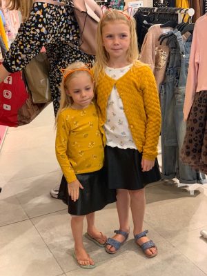 zusjes in geel