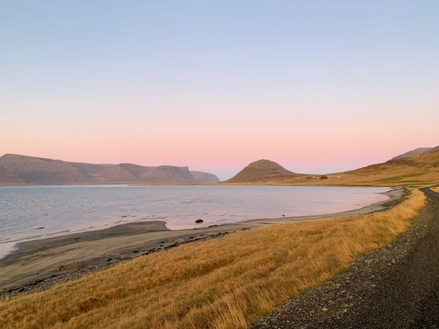 uitzicht westfjorden ijsland roze lucht