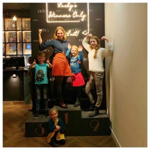 Bowlen op een vintage design bowlingbaan