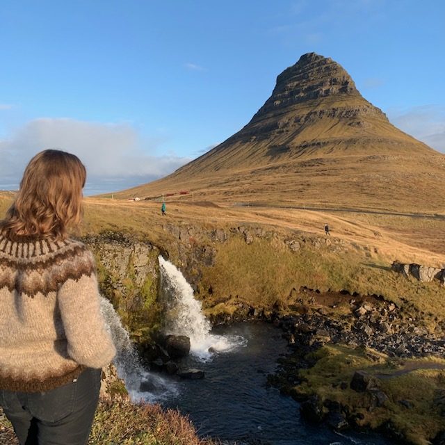 kirkjufell watervallen ijslandse trui