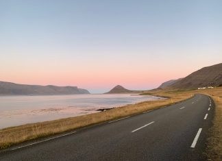 Noord-IJsland, 28 bezienswaardigheden die de moeite waard zijn landschap ijsland roze