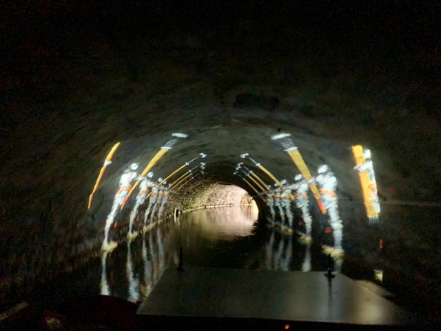 tunnel boattour soldaten geprojecteerd