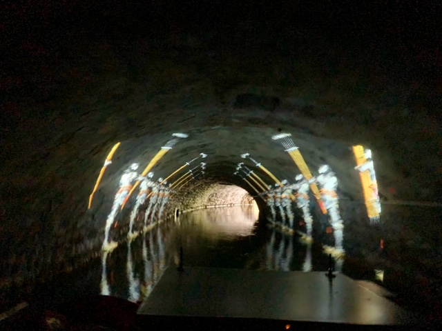 tunnel boattour soldaten geprojecteerd