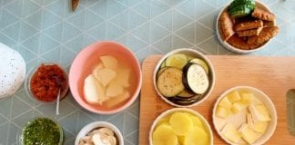 Vegetarisch gourmetten aan tafel voor vegetarisch gourmetten