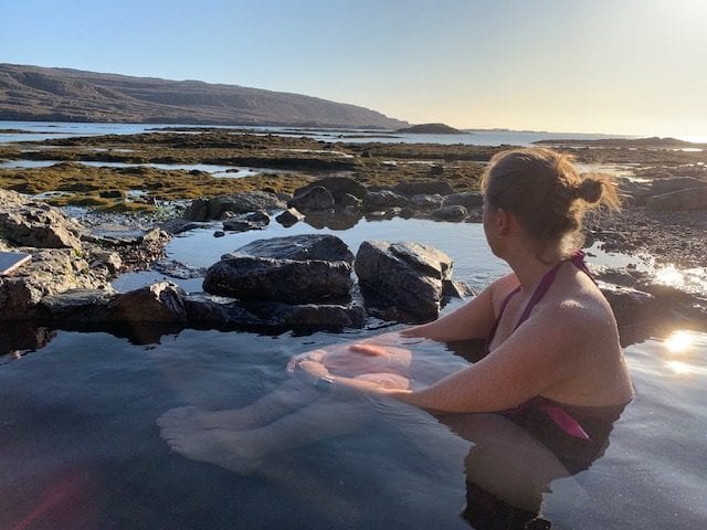 hellalaug uitzicht hotpool iceland