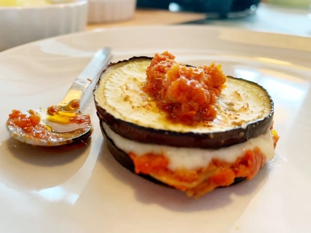 vegetarisch gourmetten aubergine met tomatentapenade en kaas