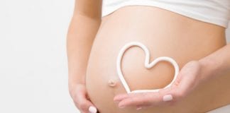 Borstlift na zwangerschap: een veel gekozen ingreep zwangere buik met hart